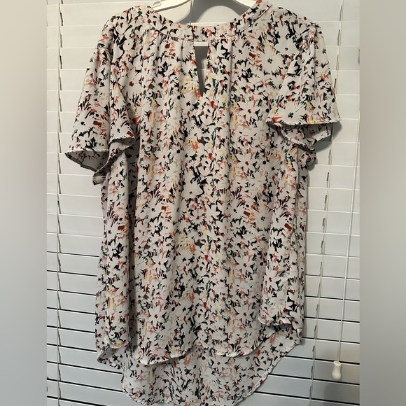 Torrid White Floral Short Sleeve Keyhole Blouse - Picture 6 of 9